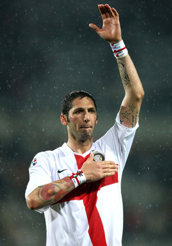 卡雷拉斯染红全程：对裁判让任意球重开不满染黄，随后抱怨吃直红