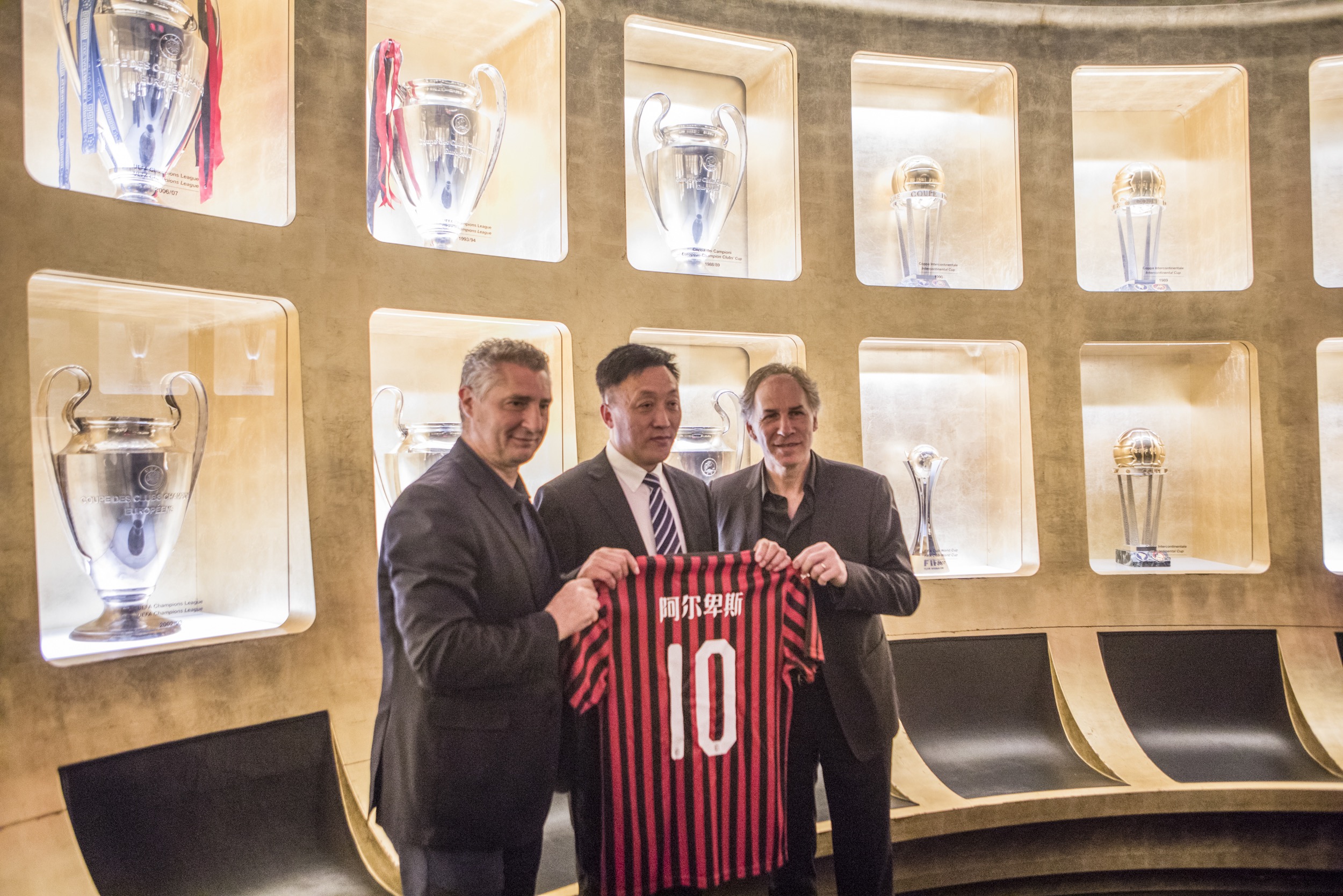 罗马诺：约尔迪-克鲁伊夫或马克斯维尔可能出任阿贾克斯总监