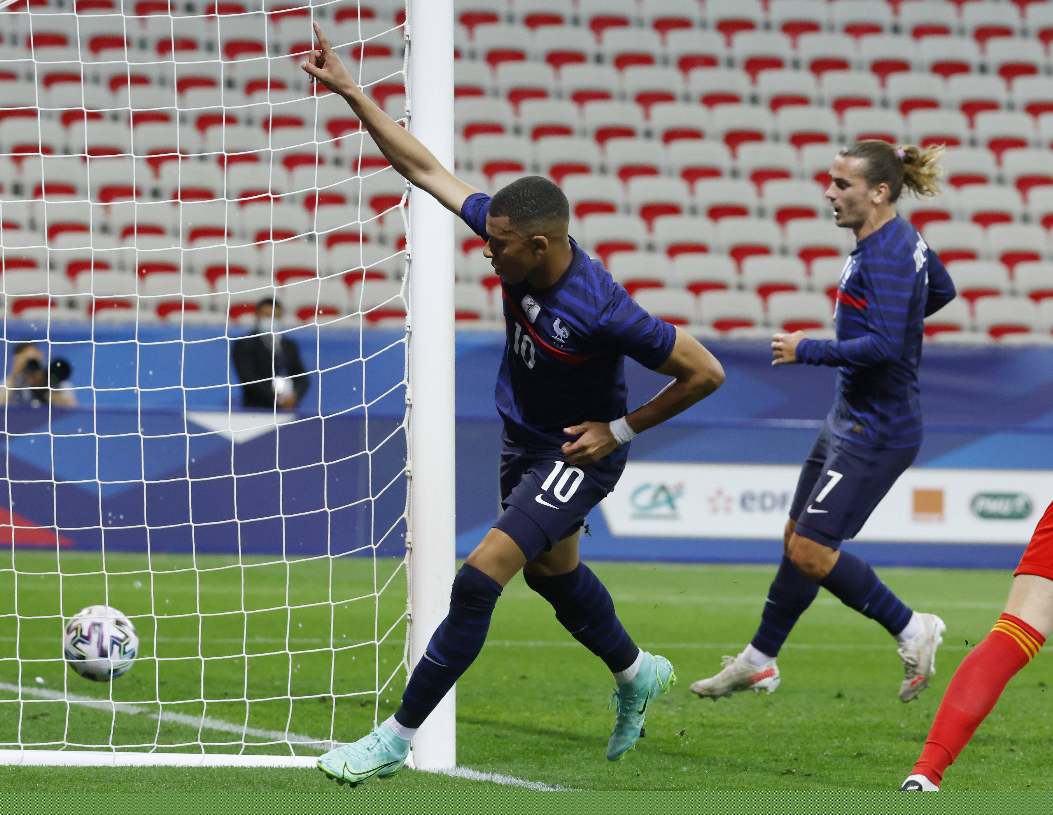 爱尔兰教练：C罗说我发布会给裁判施压，他被罚下可与我无关