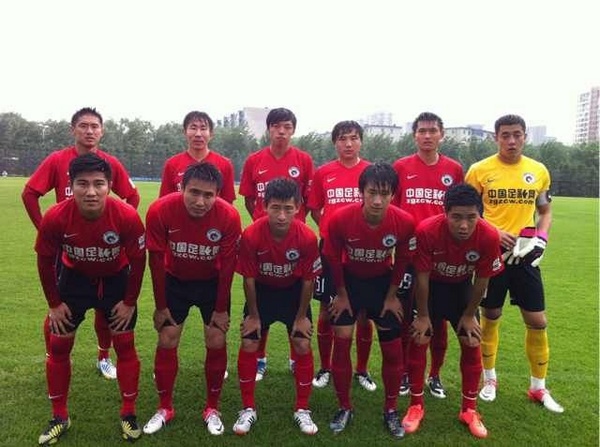 成都1-2河南赛中，阿奇姆彭遭看台球迷竖中指+骂黑鬼