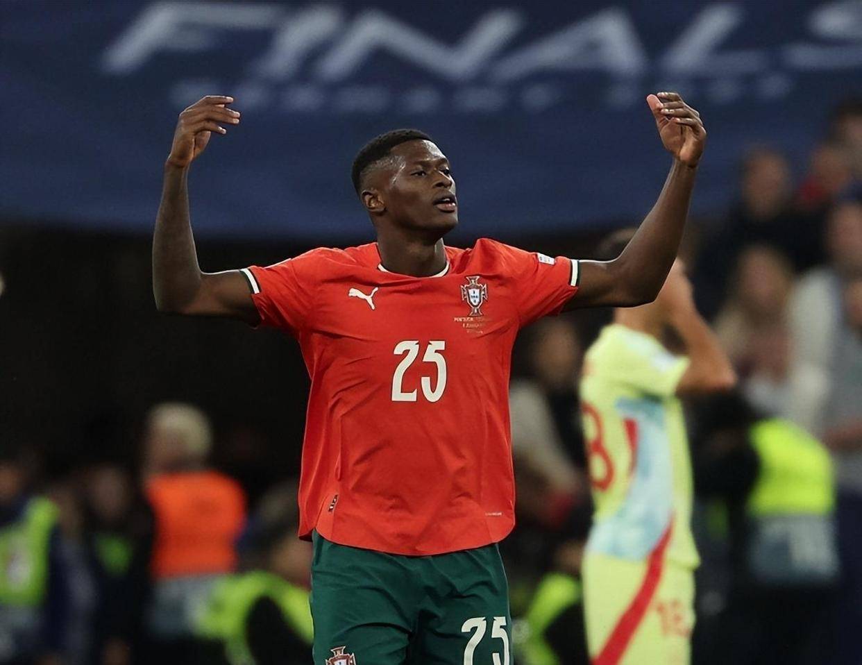 拜仁“小王子”卡尔的巨星之路 偶像梅西但不想和谁比较