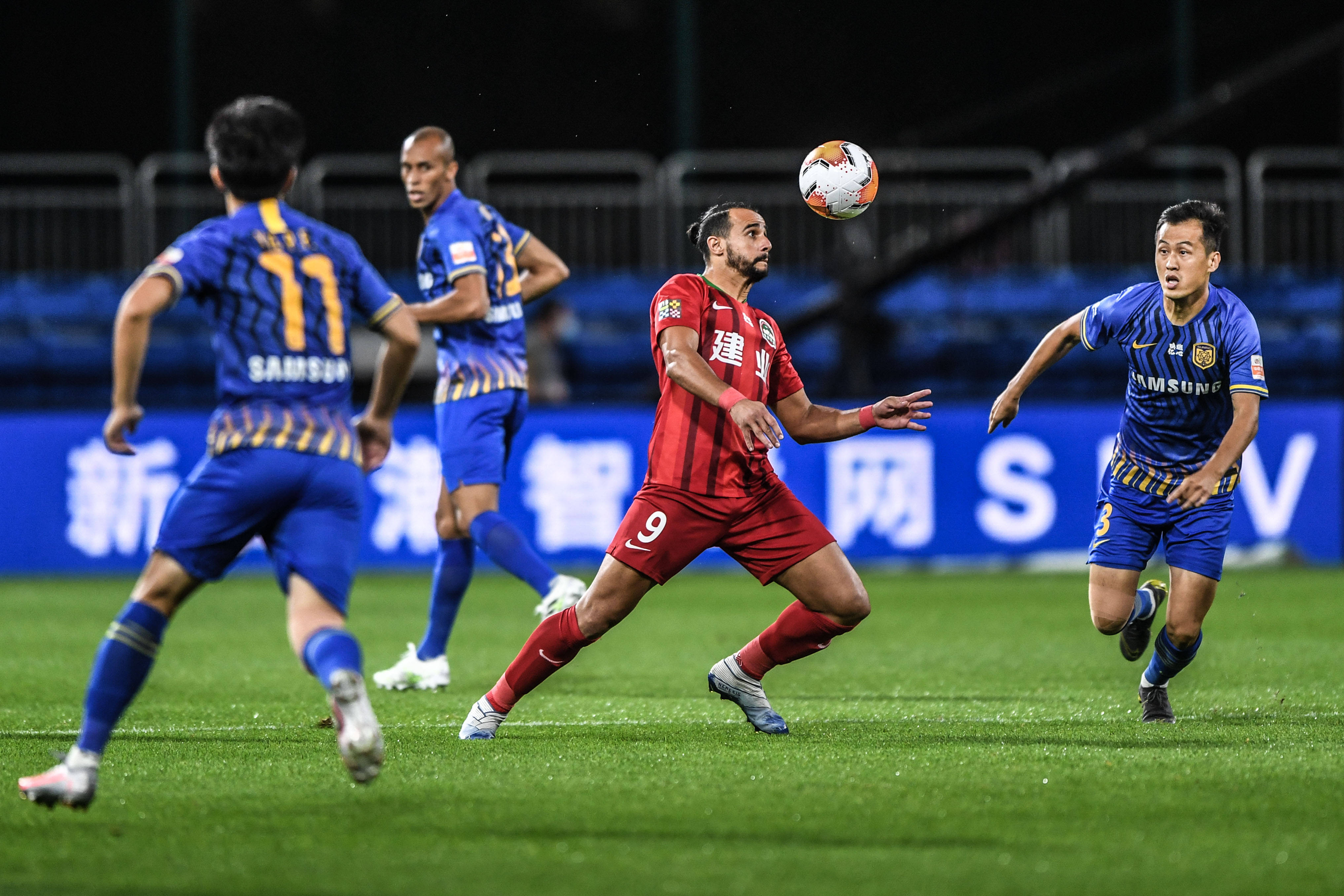 NBA常规赛战报：湖人客场险胜太阳,