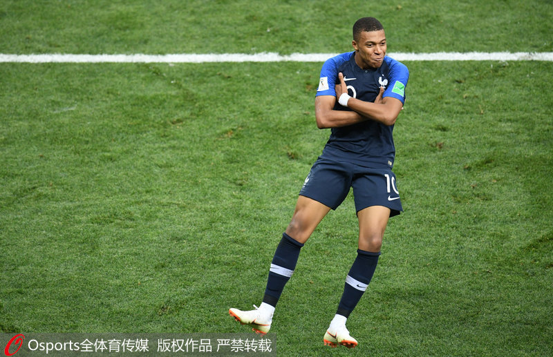 足协杯官方发布决赛纪念产品：纪念徽章38元，围巾58元